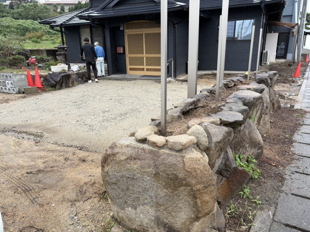 【高松市Ｈ様邸】庭リフォーム工事｜道路面の目隠しフェンス柱を設置します。灯籠も見納めです (株)カインズガーデン
