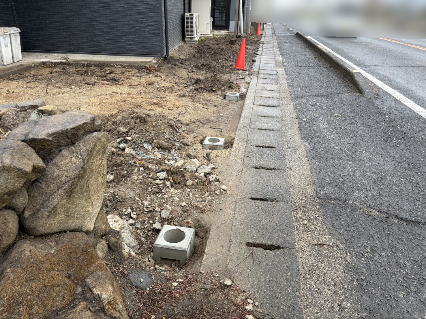 【高松市Ｈ様邸】庭リフォーム工事｜道路面の目隠しフェンス柱を設置します。灯籠も見納めです (株)カインズガーデン