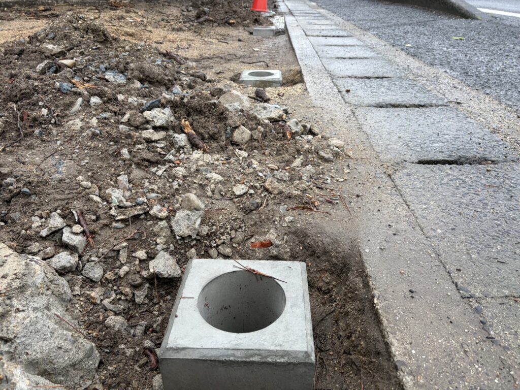 【高松市Ｈ様邸】庭リフォーム工事｜道路面の目隠しフェンス柱を設置します。灯籠も見納めです (株)カインズガーデン