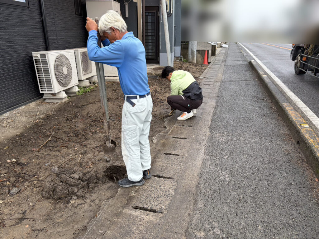 【高松市Ｈ様邸】庭リフォーム工事｜道路面の目隠しフェンス柱を設置します。灯籠も見納めです (株)カインズガーデン
