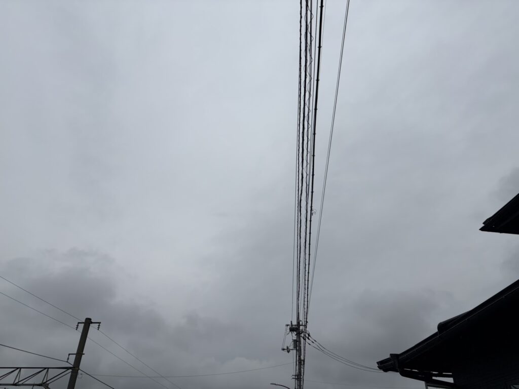 【高松市Ｈ様邸】庭リフォーム工事｜道路面の目隠しフェンス柱を設置します。灯籠も見納めです (株)カインズガーデン