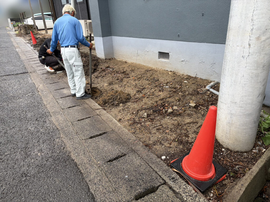 【高松市Ｈ様邸】庭リフォーム工事｜道路面の目隠しフェンス柱を設置します。灯籠も見納めです (株)カインズガーデン