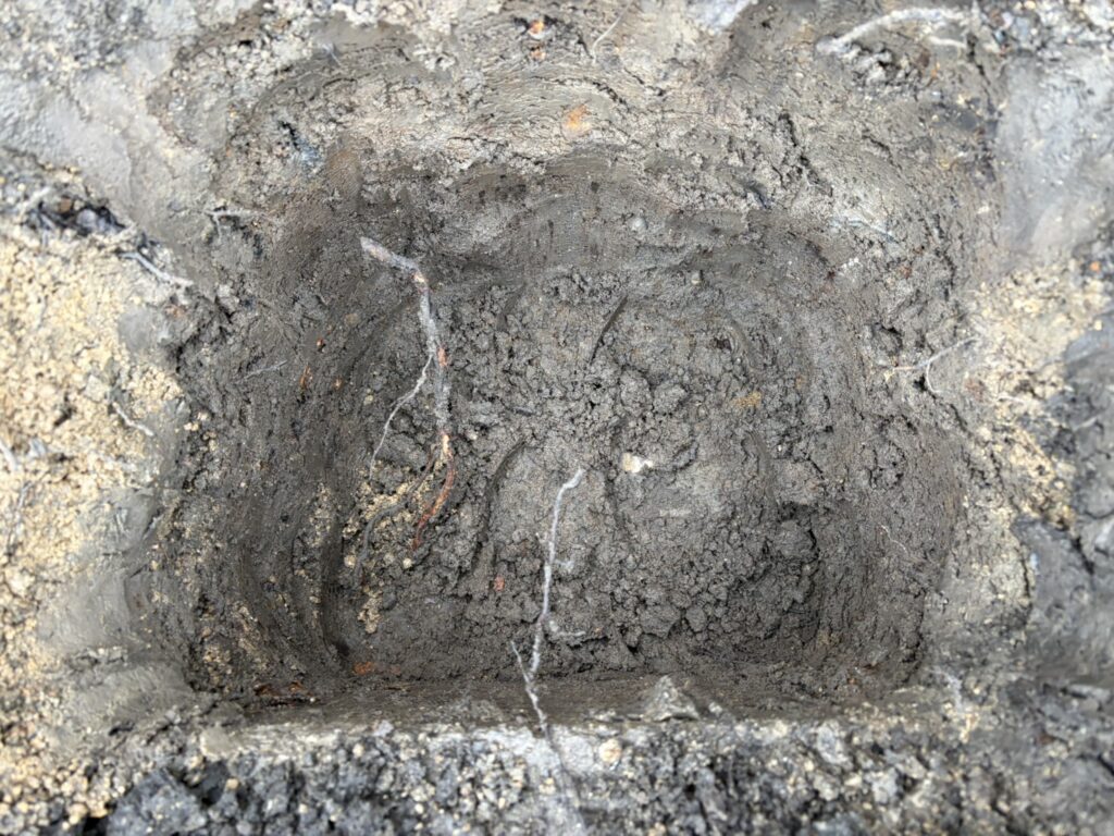 【高松市Ｈ様邸】庭リフォーム工事｜道路面の目隠しフェンス柱を設置します。灯籠も見納めです (株)カインズガーデン