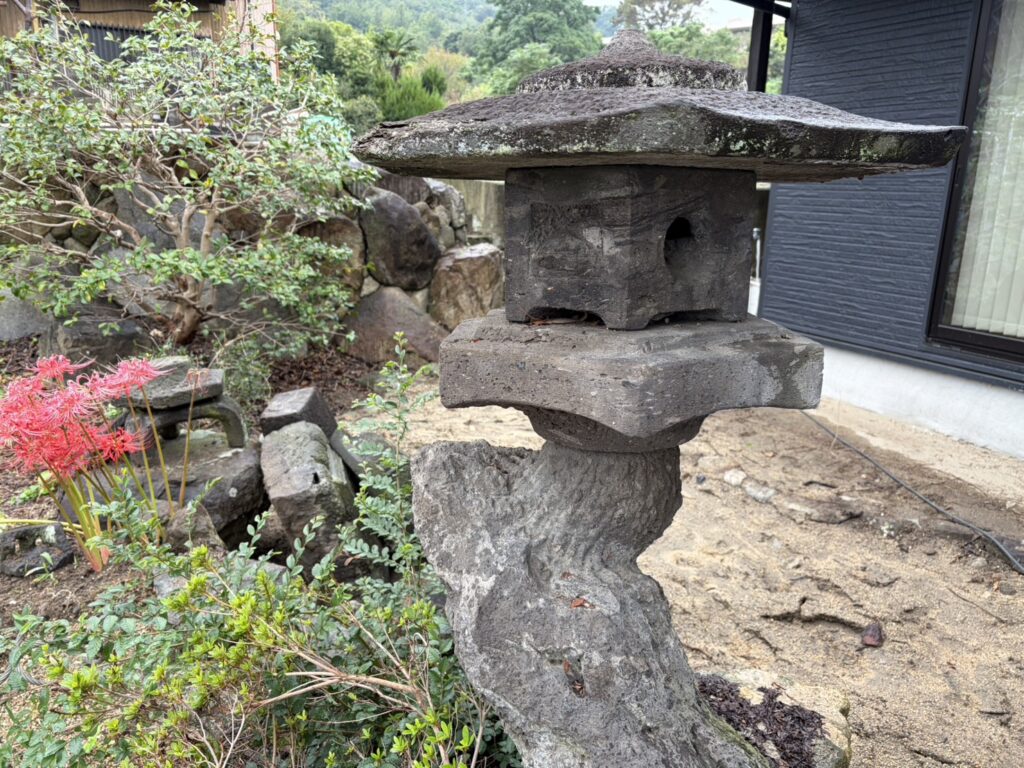 【高松市Ｈ様邸】庭リフォーム工事｜道路面の目隠しフェンス柱を設置します。灯籠も見納めです (株)カインズガーデン