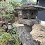 【高松市Ｈ様邸】庭リフォーム工事｜道路面の目隠しフェンス柱を設置します。灯籠も見納めです (株)カインズガーデン