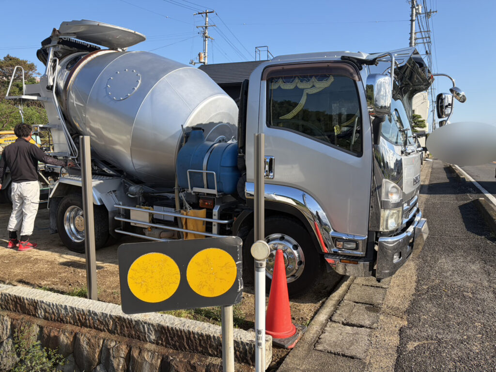 【高松市Ｈ様邸】庭リフォーム工事｜駐車場コンクリート打設完了。石垣内も雑草対策コンクリート打設完了 (株)カインズガーデン