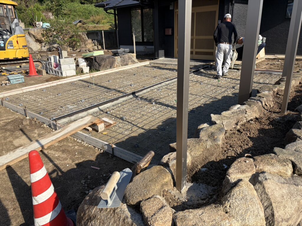 【高松市Ｈ様邸】庭リフォーム工事｜駐車場コンクリート打設完了。石垣内も雑草対策コンクリート打設完了 (株)カインズガーデン