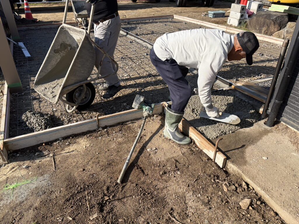 【高松市Ｈ様邸】庭リフォーム工事｜駐車場コンクリート打設完了。石垣内も雑草対策コンクリート打設完了 (株)カインズガーデン