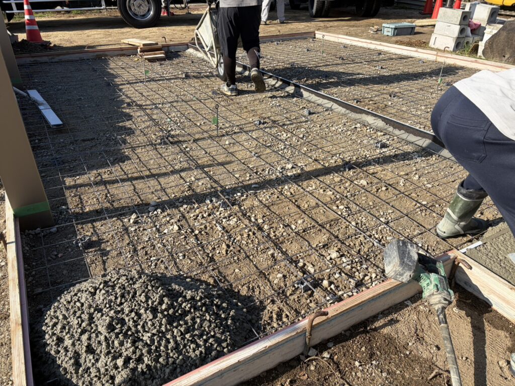 【高松市Ｈ様邸】庭リフォーム工事｜駐車場コンクリート打設完了。石垣内も雑草対策コンクリート打設完了 (株)カインズガーデン