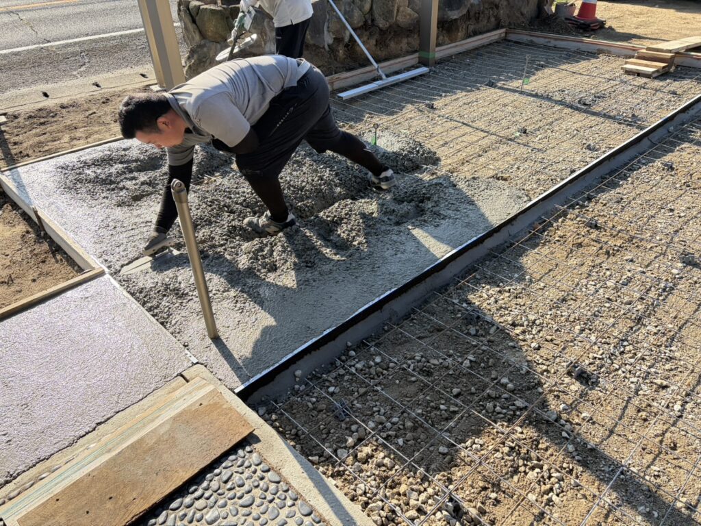 【高松市Ｈ様邸】庭リフォーム工事｜駐車場コンクリート打設完了。石垣内も雑草対策コンクリート打設完了 (株)カインズガーデン