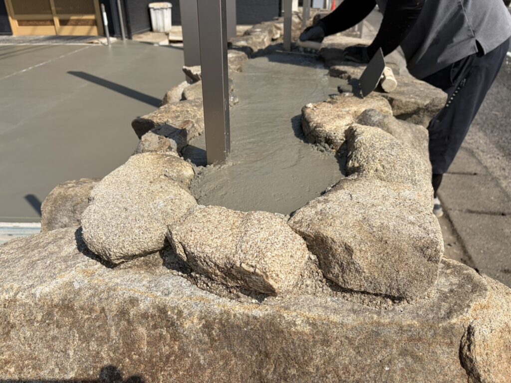 【高松市Ｈ様邸】庭リフォーム工事｜駐車場コンクリート打設完了。石垣内も雑草対策コンクリート打設完了 (株)カインズガーデン