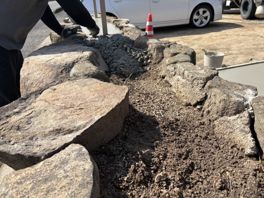 【高松市Ｈ様邸】庭リフォーム工事｜駐車場コンクリート打設完了。石垣内も雑草対策コンクリート打設完了 (株)カインズガーデン