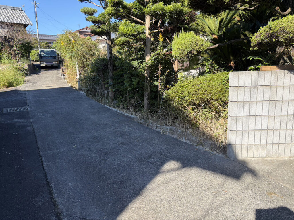 【丸亀市Ｓ様邸】庭リフォーム工事｜白塗りブロック塀の撤去完了。化粧ブロック門壁も撤去を進めます (株)カインズガーデン