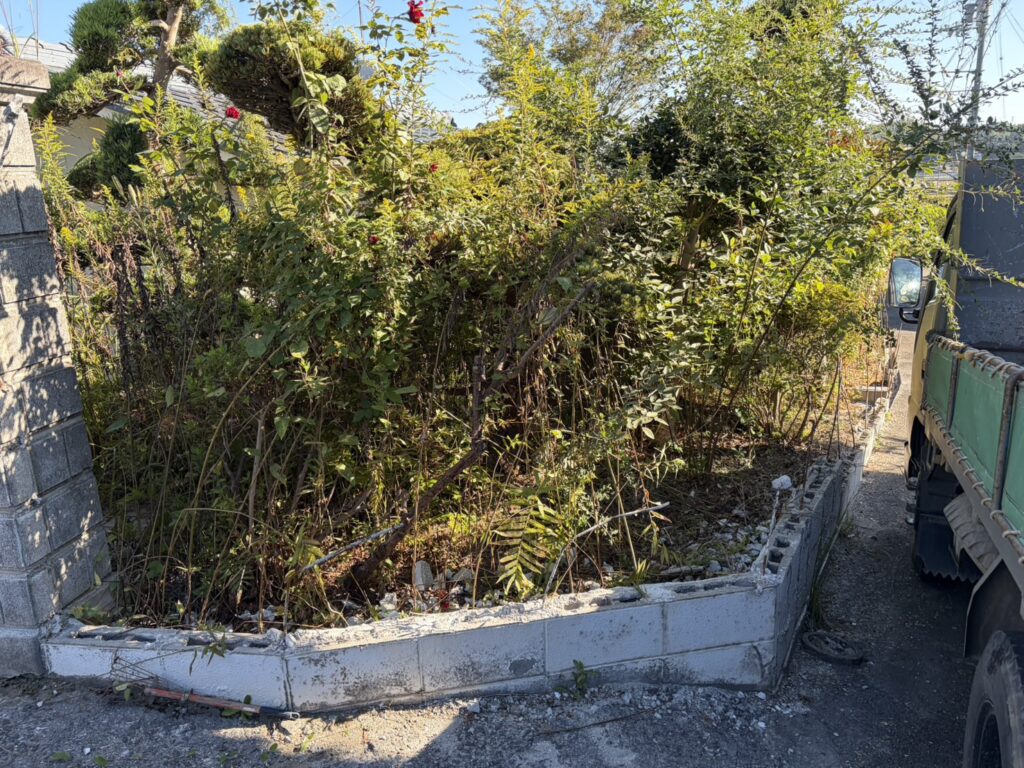 【丸亀市Ｓ様邸】庭リフォーム工事｜白塗りブロック塀の撤去完了。化粧ブロック門壁も撤去を進めます (株)カインズガーデン