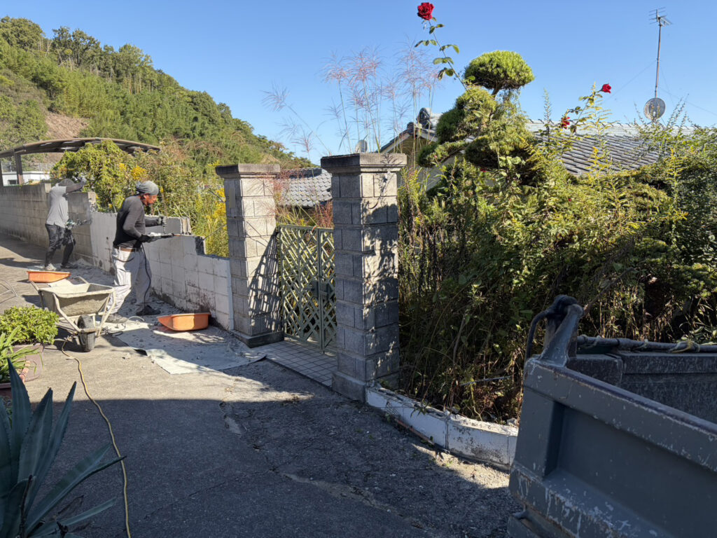 【丸亀市Ｓ様邸】庭リフォーム工事｜白塗りブロック塀の撤去完了。化粧ブロック門壁も撤去を進めます (株)カインズガーデン
