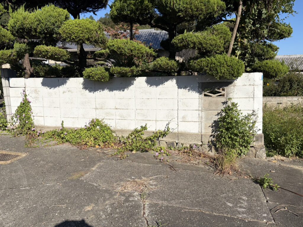 【丸亀市Ｓ様邸】庭リフォーム工事｜白塗りブロック塀の撤去完了。化粧ブロック門壁も撤去を進めます (株)カインズガーデン