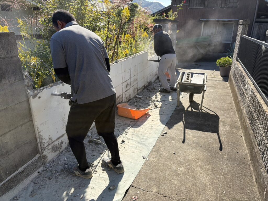 【丸亀市Ｓ様邸】庭リフォーム工事｜白塗りブロック塀の撤去完了。化粧ブロック門壁も撤去を進めます (株)カインズガーデン