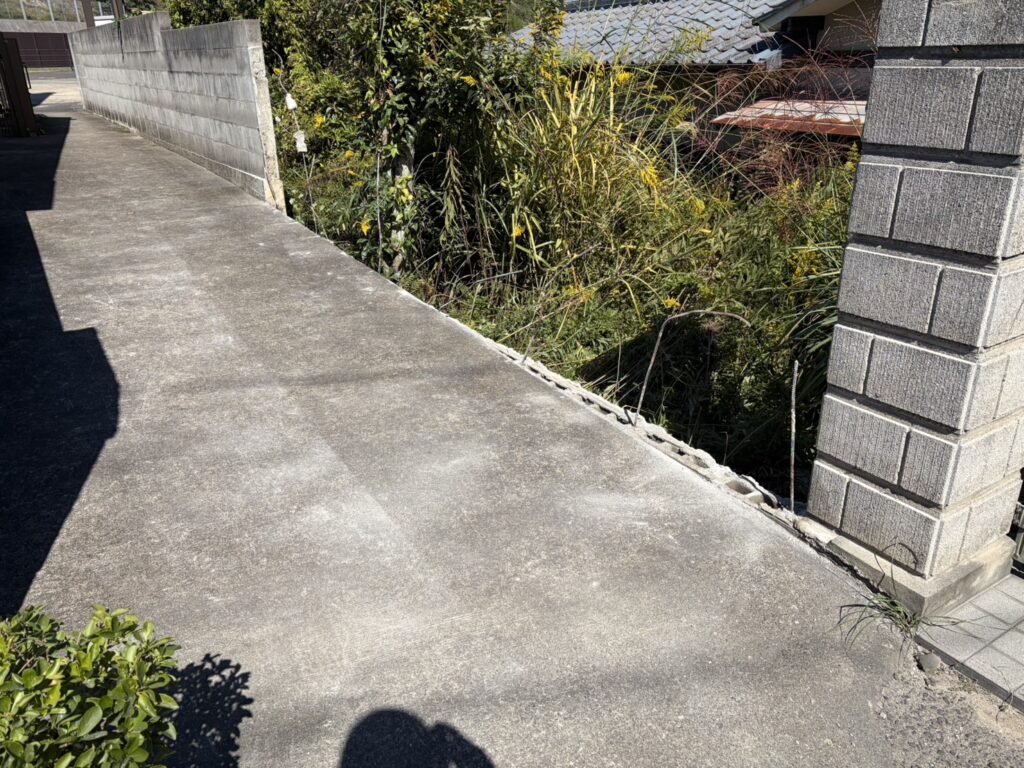 【丸亀市Ｓ様邸】庭リフォーム工事｜白塗りブロック塀の撤去完了。化粧ブロック門壁も撤去を進めます (株)カインズガーデン