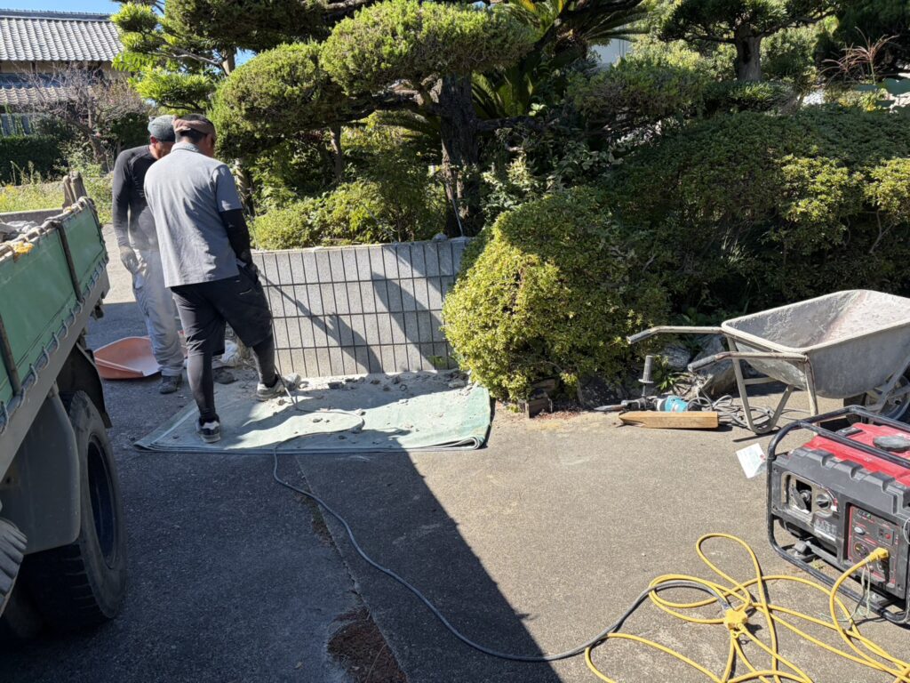 【丸亀市Ｓ様邸】庭リフォーム工事｜白塗りブロック塀の撤去完了。化粧ブロック門壁も撤去を進めます (株)カインズガーデン