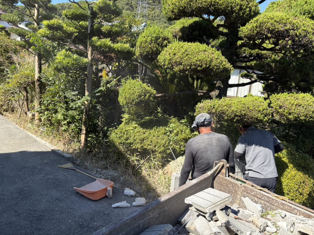 【丸亀市Ｓ様邸】庭リフォーム工事｜白塗りブロック塀の撤去完了。化粧ブロック門壁も撤去を進めます (株)カインズガーデン