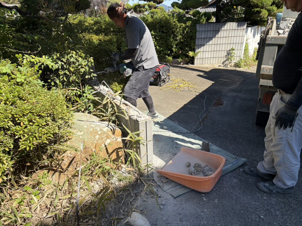【丸亀市Ｓ様邸】庭リフォーム工事｜白塗りブロック塀の撤去完了。化粧ブロック門壁も撤去を進めます (株)カインズガーデン