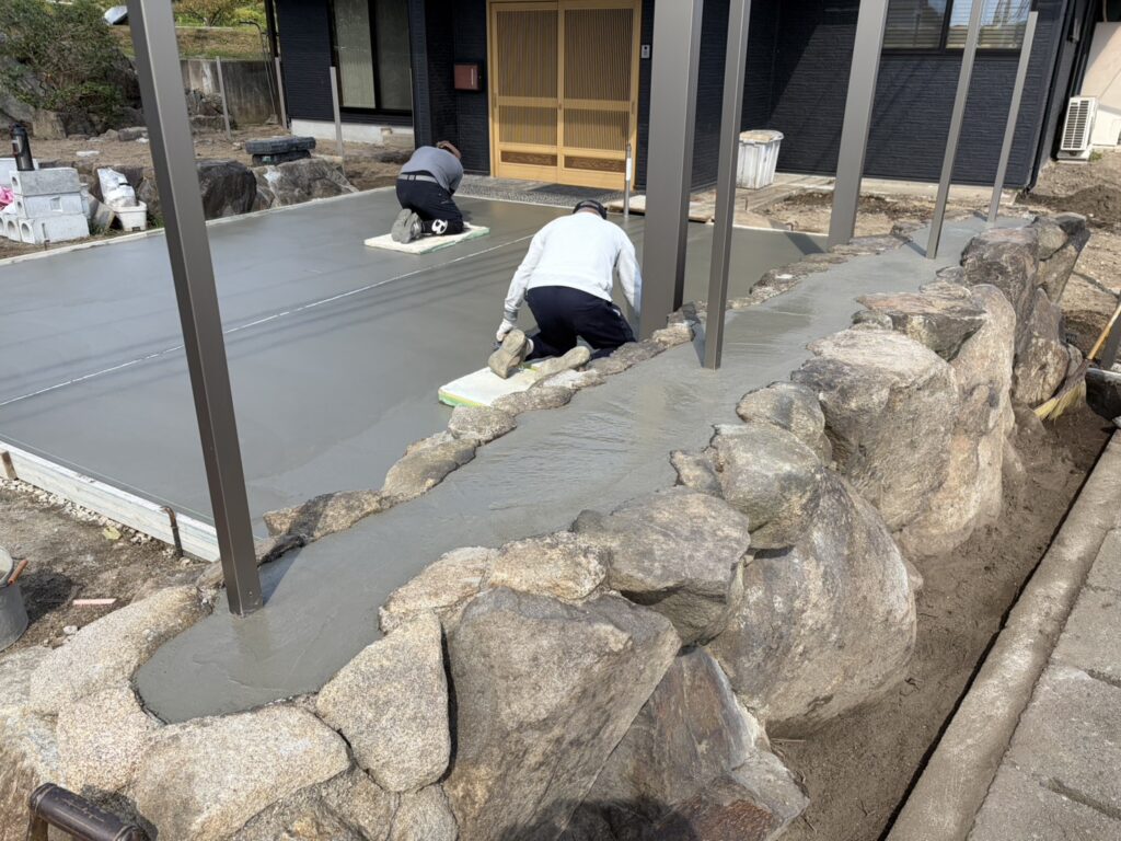 【高松市Ｈ様邸】庭リフォーム工事｜駐車場コンクリート打設完了。石垣内も雑草対策コンクリート打設完了 (株)カインズガーデン