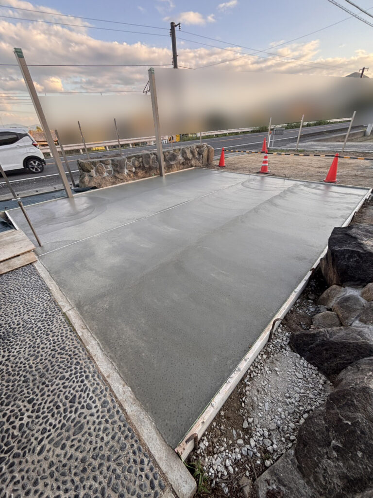 【高松市Ｈ様邸】庭リフォーム工事｜駐車場コンクリート打設完了。石垣内も雑草対策コンクリート打設完了 (株)カインズガーデン