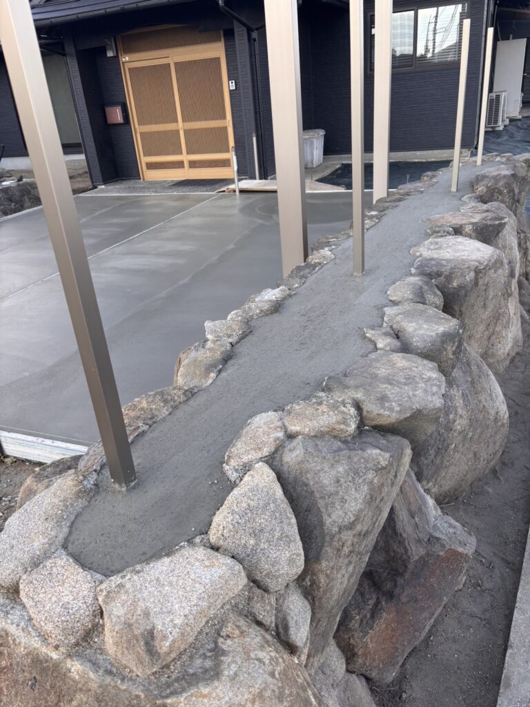 【高松市Ｈ様邸】庭リフォーム工事｜駐車場コンクリート打設完了。石垣内も雑草対策コンクリート打設完了 (株)カインズガーデン