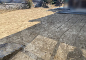 【西讃Ｏ様邸】庭木庭石撤去完了✨綺麗に整地し防草シート施工開始 (株)カインズガーデン｜香川県の庭仕舞い工事，雑草対策
