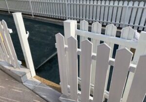 【坂出市Ｔ様邸】お庭ドッグランのフェンス＆門扉囲い完了！人工芝施工開始 (株)カインズガーデン｜香川県の庭リフォーム工事，雑草対策