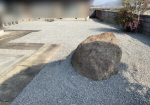 【西讃Ｏ様邸】お庭全面の雑草対策完了✨フラットでスッキリ広々和庭園✨ (株)カインズガーデン｜香川県の庭仕舞い工事