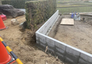 【西讃Ｏ様邸】生垣付近に土留めのブロック３段設置完了👌 (株)カインズガーデン｜香川県の庭仕舞い工事，雑草対策