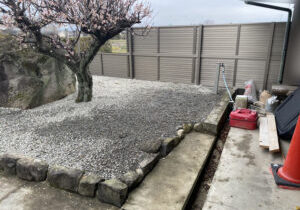 【西讃Ｏ様邸】生垣撤去後のスペースに土留めブロック＆目隠しフェンス設置 (株)カインズガーデン｜香川県の庭仕舞い工事