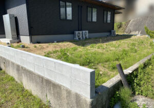 【香川県・綾川町Ｕ様邸】裏庭全面の雑草対策工事＆目隠しフェンス設置、本日着工⛑ (株)カインズガーデン｜香川県の庭仕舞い，庭リフォーム工事
