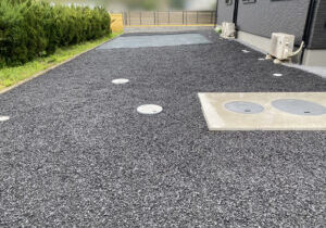 【綾川町Ｕ様邸】正面～裏庭の土の面、雑草撤去し全面雑草対策工事㊗完工 (株)カインズガーデン｜香川県の仕舞い工事