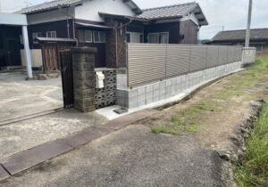 【三豊市山本町ＭＯ様邸】お庭全面の雑草対策工事＆フェンス門扉設置㊗完工 (株)カインズガーデン｜香川県の庭仕舞い工事