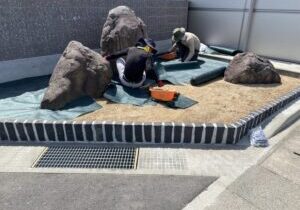 【高松市香南町法人様】庭石設置完了✨花壇内を防草シートで雑草対策中 (株)カインズガーデン｜香川県の庭リフォーム工事