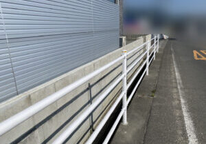 【三豊市豊中町Ｋ様邸】目隠しフェンス設置工事、本日着工⛑ (株)カインズガーデン｜香川県の庭リフォーム工事，庭仕舞い