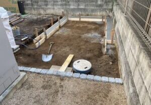 【高松市Ｓ様邸】バイクガレージ設置中｜ブロックの下地コンクリート打設します (株)カインズガーデン｜香川県の庭仕舞い工事