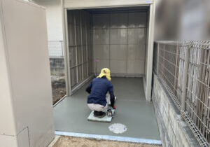 【高松市Ｓ様邸】バイクガレージ工事｜ガレージ庫内の土間コンクリート打設中 (株)カインズガーデン｜香川の庭リフォーム，庭仕舞い工事