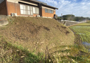 【綾川町内公民館裏の法面】自治会長Ｍ様より法面雑草対策工事、着工⛑ (株)カインズガーデン｜香川県の庭仕舞い工事