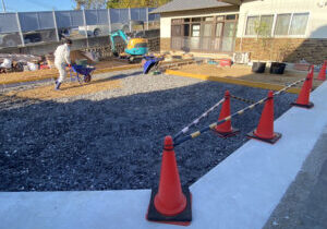 【綾川町Ｍ様邸】庭仕舞い＆駐車場拡張工事｜広くなった駐車スペースにもコンクリートを打設します (株)カインズガーデン