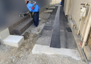 【琴平町Ｉ様邸】お家周りのブロックやフェンス・手すり設置＆雑草対策工事着工⛑ (株)カインズガーデン｜香川の庭仕舞い工事