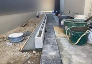 【琴平町Ｉ様邸】庭仕舞い工事｜下地コンクリートやブロック、裏庭コンクリートデッキも進んでいます (株)カインズガーデン