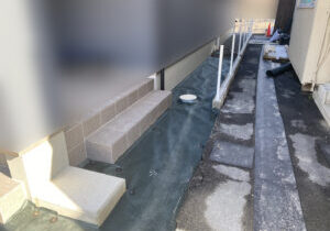 【琴平町Ｉ様邸】庭仕舞い工事｜お家周りの土を綺麗に整地し、防草シート＆砂利で雑草対策仕上げ中 (株)カインズガーデン