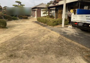 【綾川町Ｔ様邸】庭じまい工事着工⛑｜生垣や庭木庭石を撤去し、コンクリートで雑草対策をします (株)カインズガーデン
