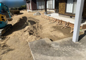 【綾川町Ｔ様邸】雑草対策＆庭じまい工事｜生垣や庭木庭石撤去完了。玄関タイルも新たにやり替えます (株)カインズガーデン