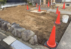 【綾川町Ｓ様邸】庭じまい工事｜生垣や庭木庭石の撤去完了👌生垣に代わる目隠しフェンスを設置します (株)カインズガーデン