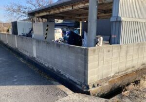 【丸亀市Ｈ様邸】目隠しフェンス工事着工⛑｜境界二面のブロック塀上部に目隠しフェンスを設置します (株)カインズガーデン