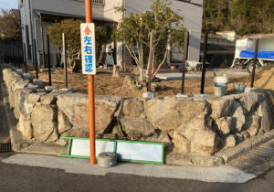 【綾川町Ｓ様邸】庭じまい工事｜生垣の目隠し撤去後は、新たに目隠しフェンスを設置していきます (株)カインズガーデン